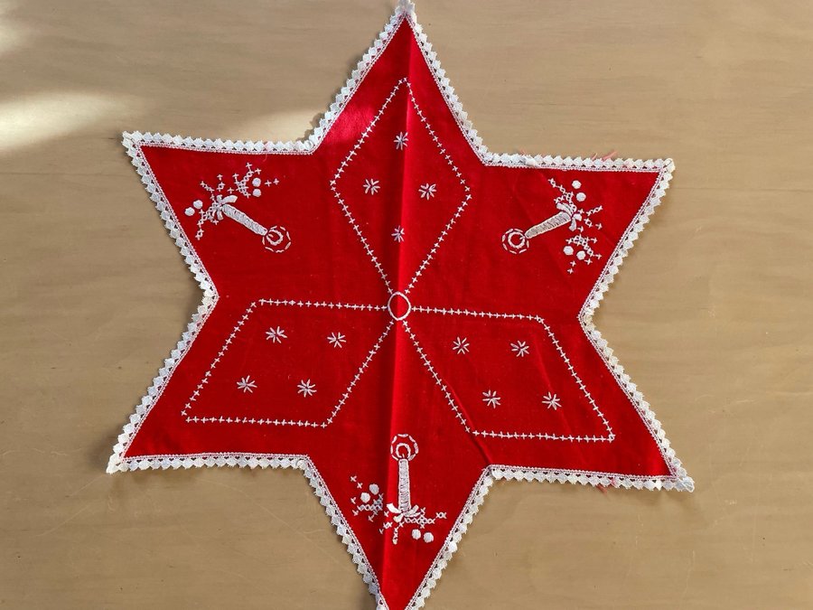 Äldre röd broderad julduk