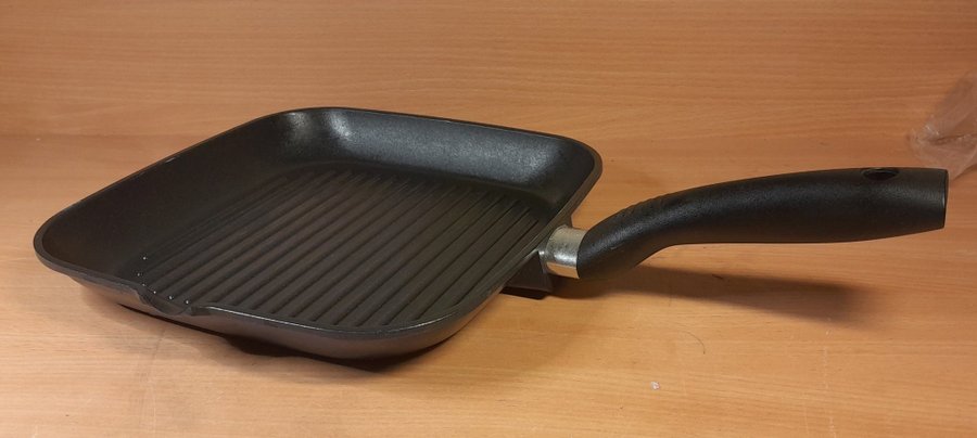 Fyrkantig grillpanna / stekpanna av lättmetall Designad av Takahide Sano