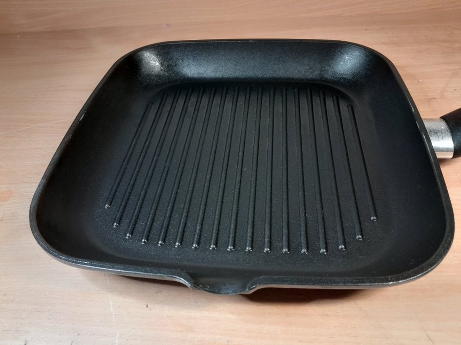 Fyrkantig grillpanna / stekpanna av lättmetall Designad av Takahide Sano