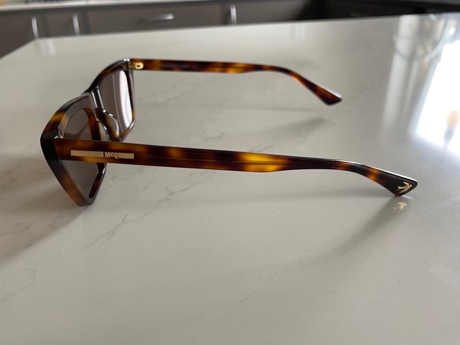 MCQ Alexander McQueen Havana Cateye solglasögon dam