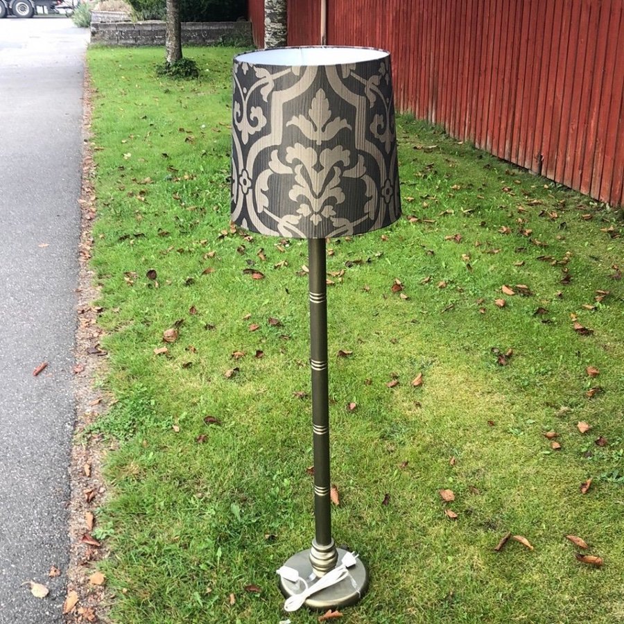 Golvlampa med skärm