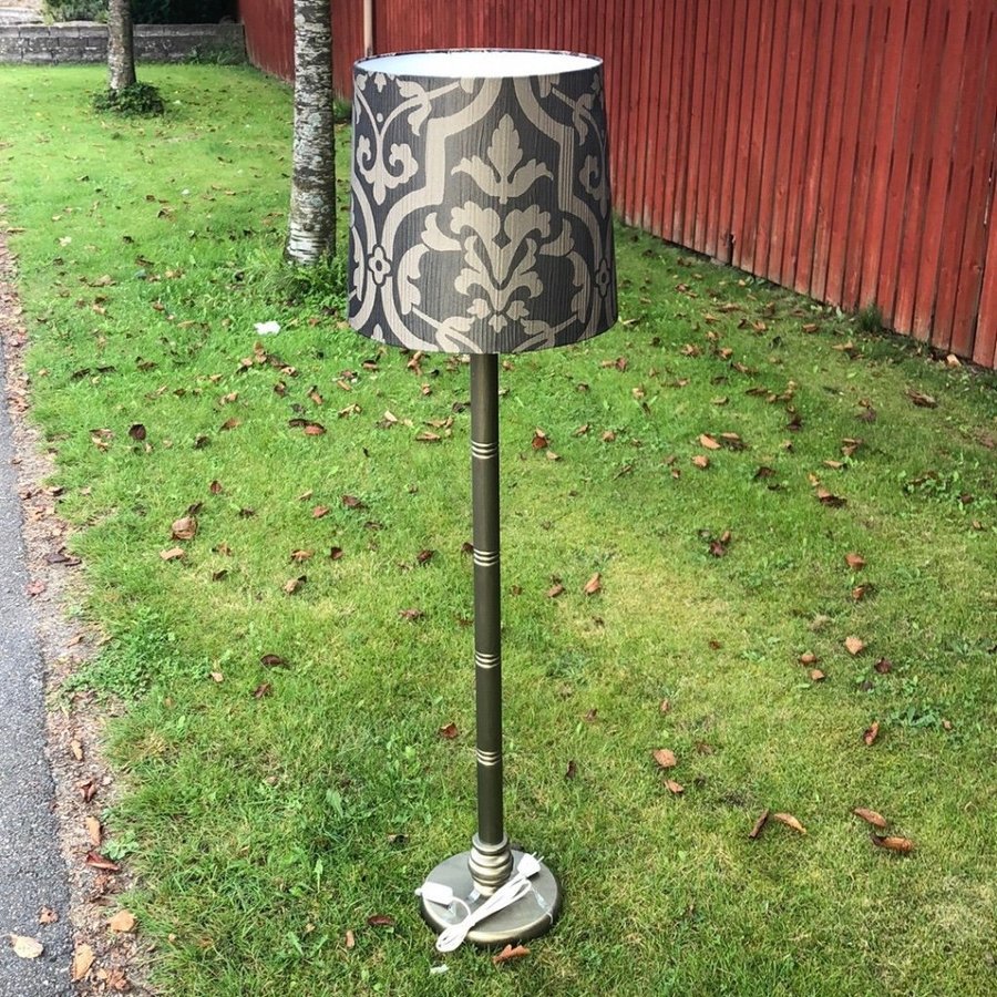 Golvlampa med skärm