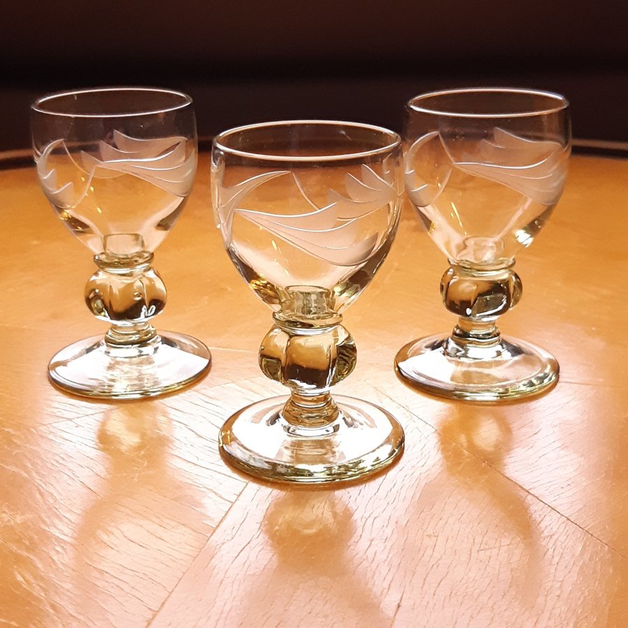 3 st likörglas med etsad dekor gulgröna vintage