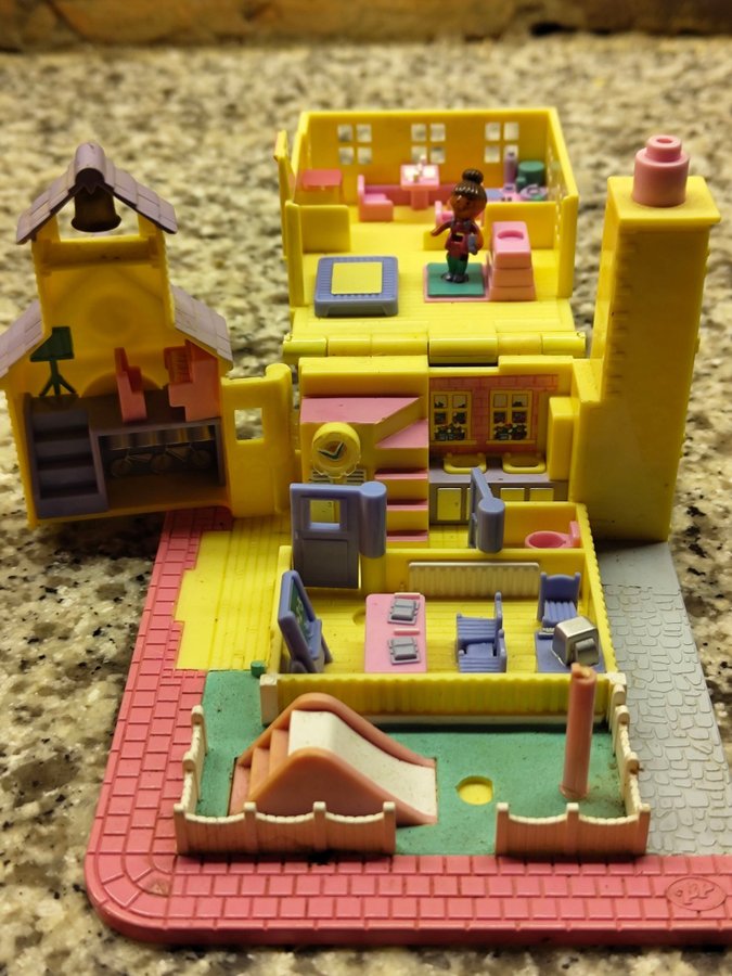 Bluebird Polly Pocket Lekhus - Skola (1 figur och lamporna fungerar med batteri)