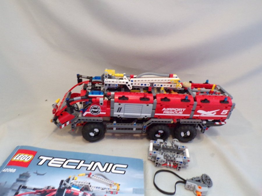 Lego technic 42068 Airport rescue vehicle + Power functions 8293 motor