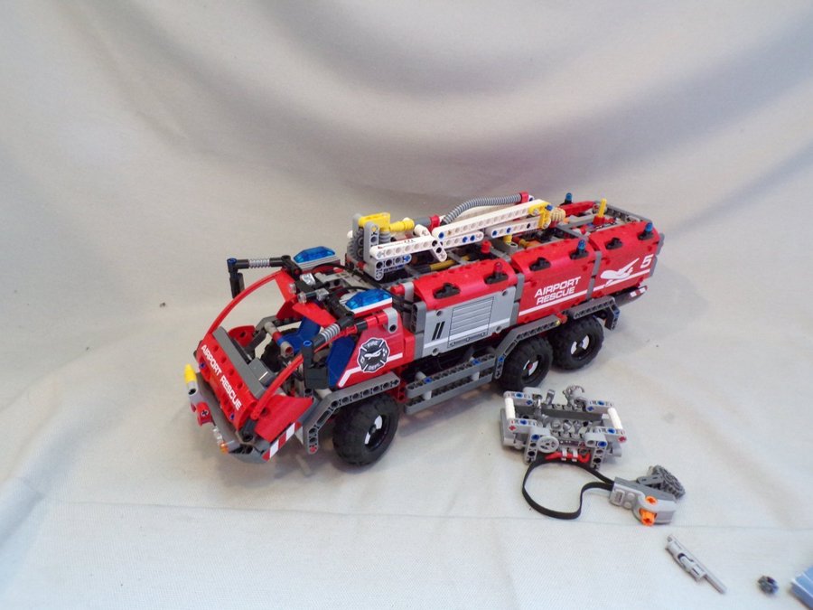 Lego technic 42068 Airport rescue vehicle + Power functions 8293 motor