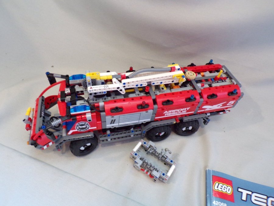 Lego technic 42068 Airport rescue vehicle + Power functions 8293 motor