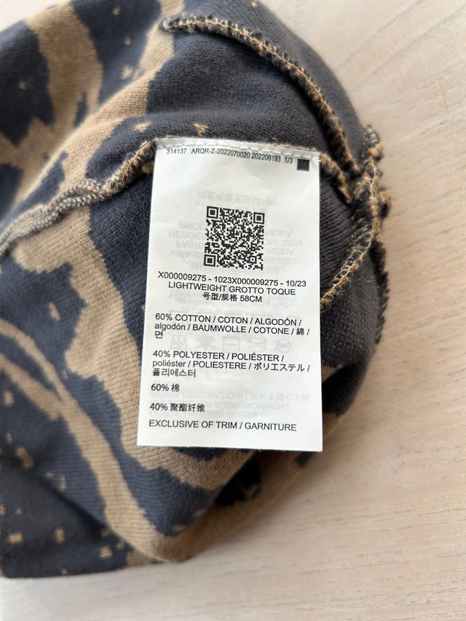 Arc'teryx mössa i modell: "Lightweight Grotto Toque NEUTRAL" beige och grafitgrå