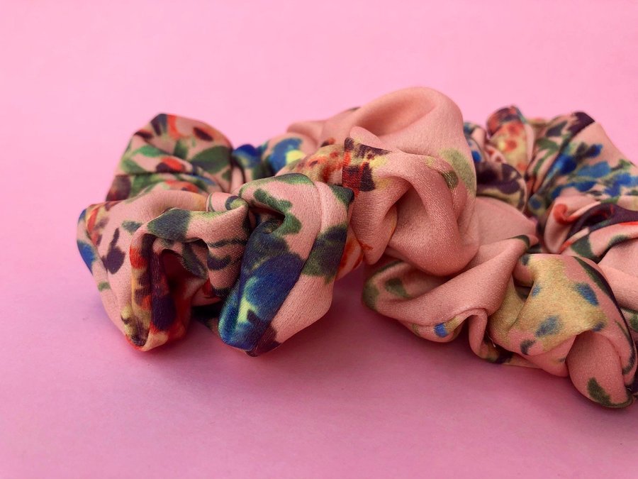 Scrunchie korallfärg/rosa blommig Hårsnodd i tyg Handsydd