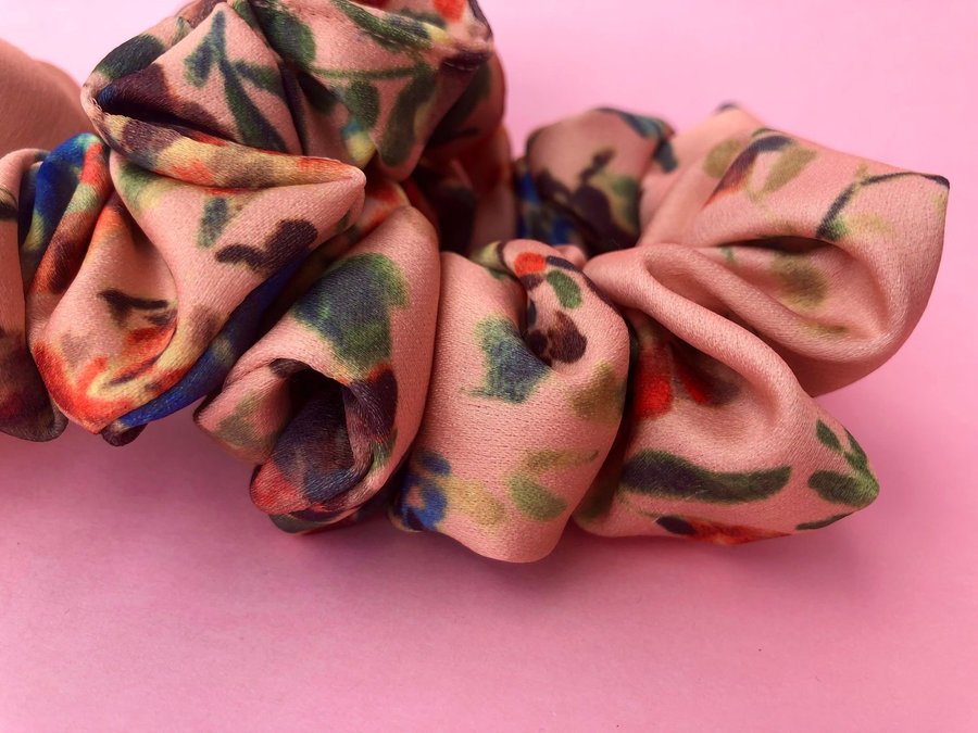 Scrunchie korallfärg/rosa blommig Hårsnodd i tyg Handsydd