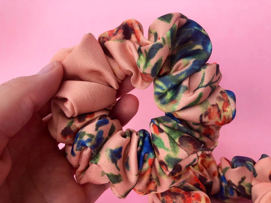 Scrunchie korallfärg/rosa blommig Hårsnodd i tyg Handsydd