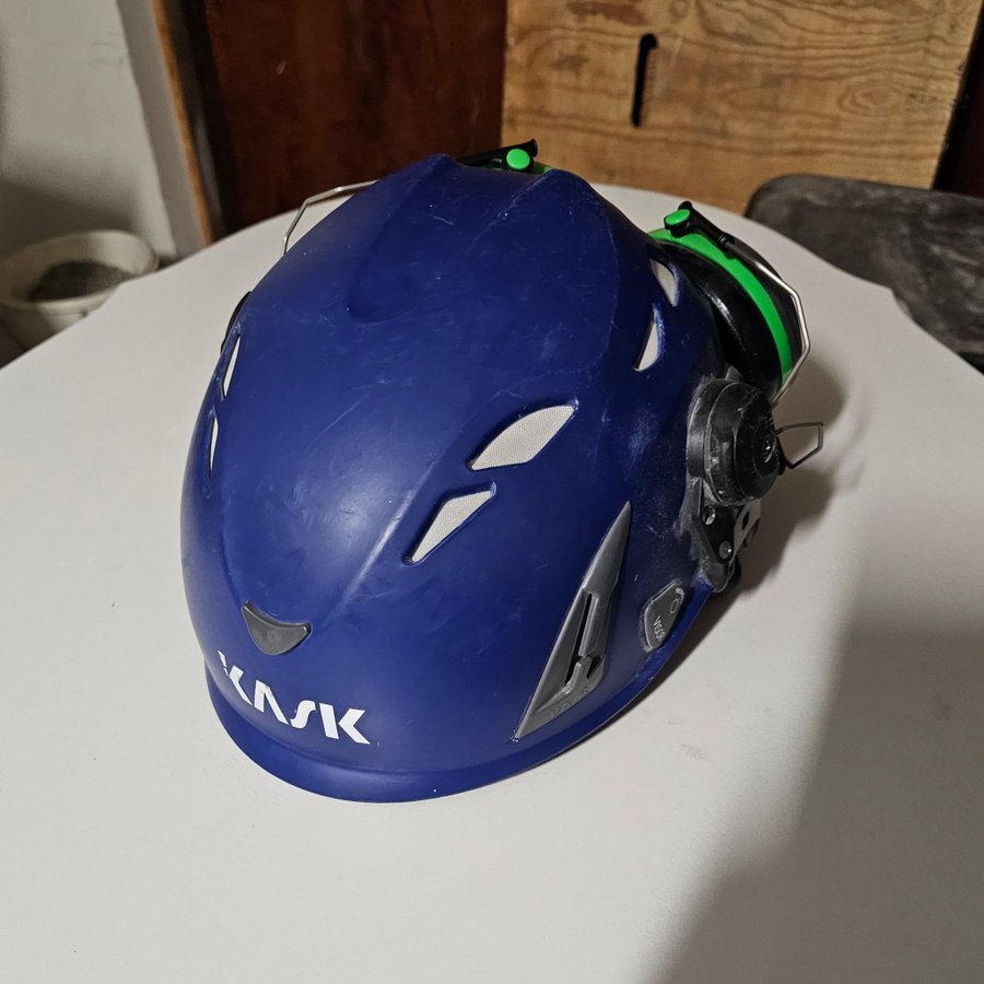 Kask hjälm med hörselskydd