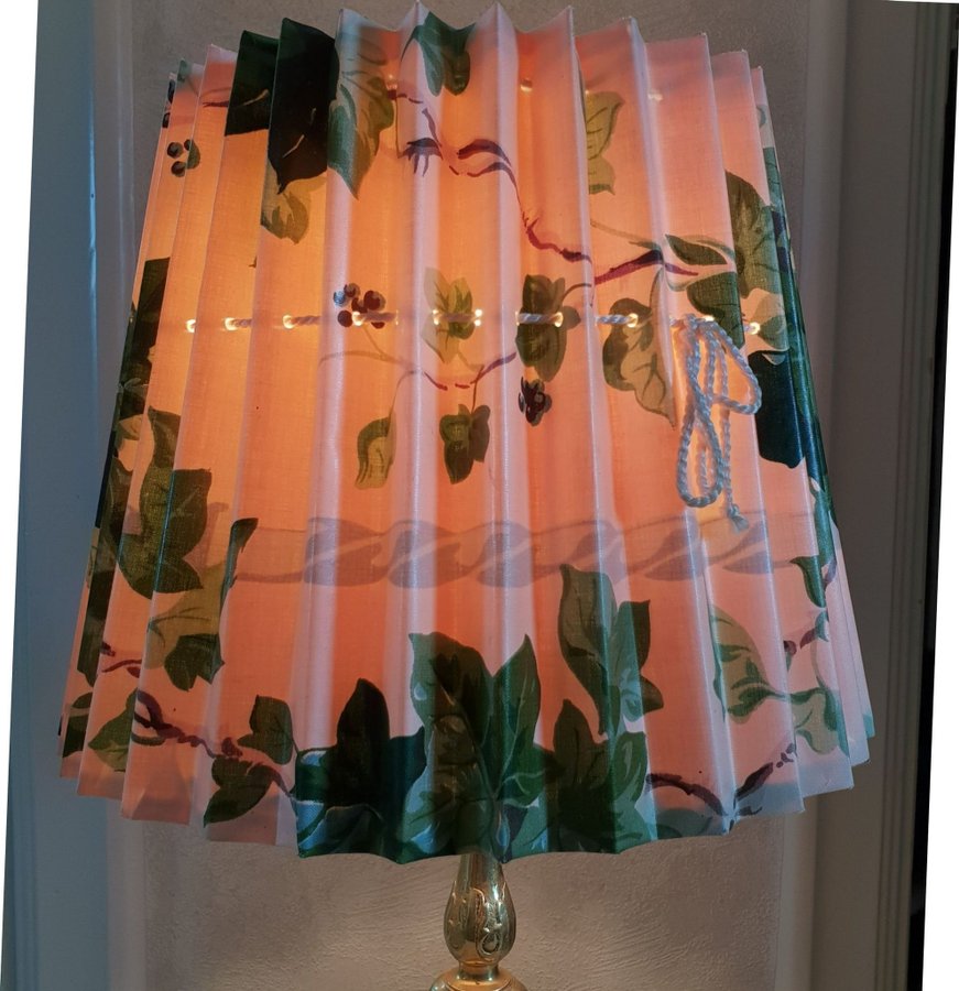 Exklusiv Lampskärm i gräddvit veckad chintz med murgröna retro