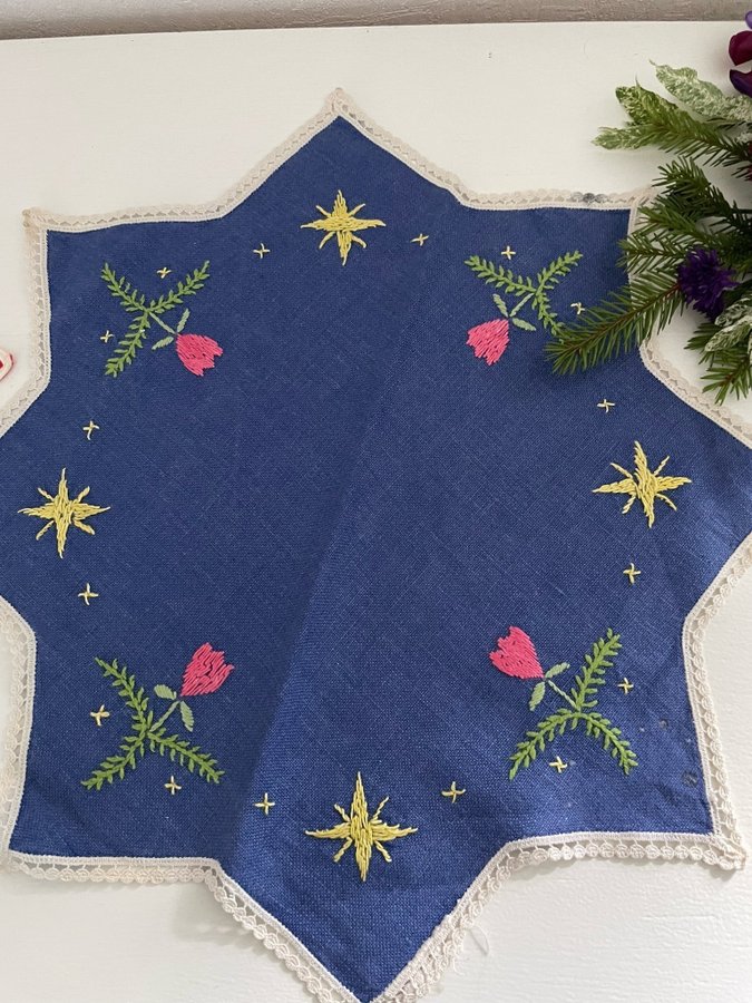 2 st små fina broderade Julstjärnor /vintage