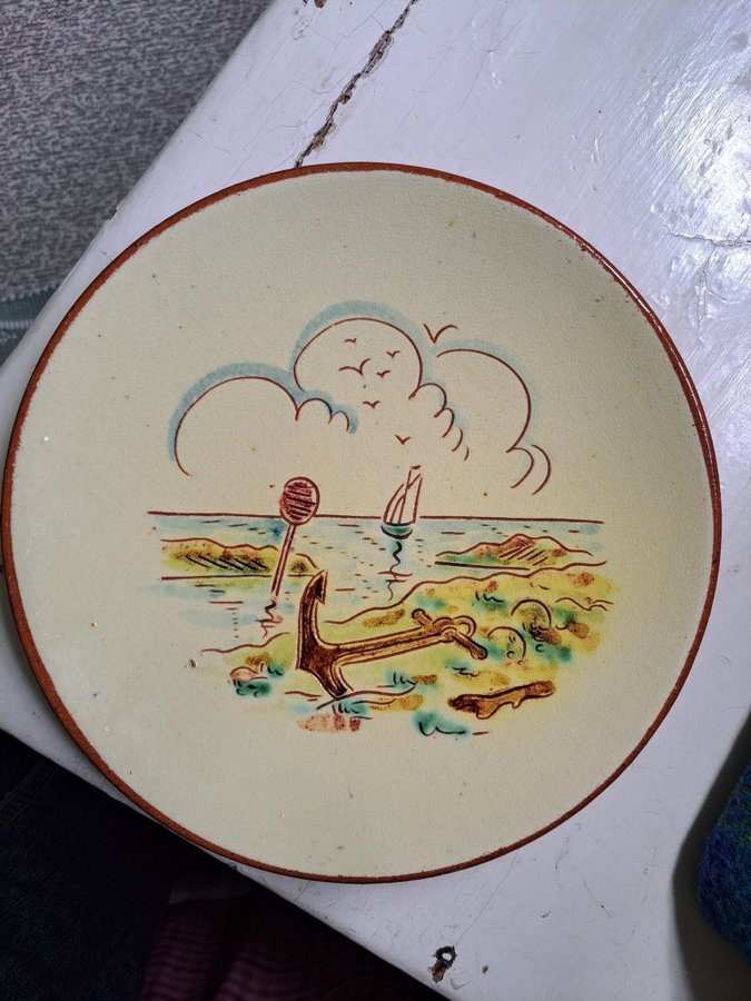 Keramikfat assiett handmålad marint motiv retro vintage med signatur