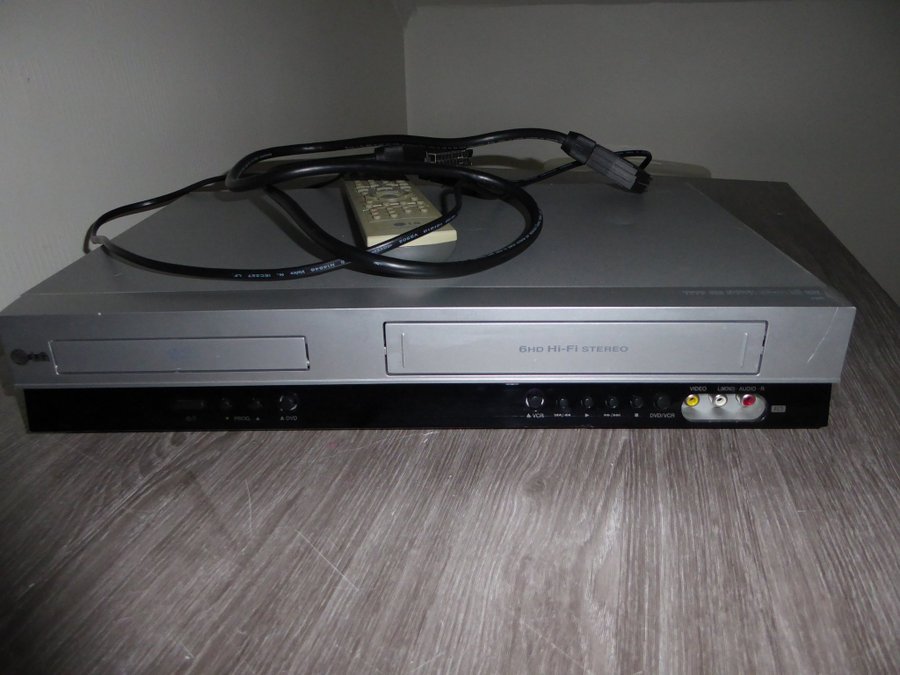 SÄLJER LG V280 DVD- och VCR-kombination MED FJÄRRKONTROLL-FUNGERAR