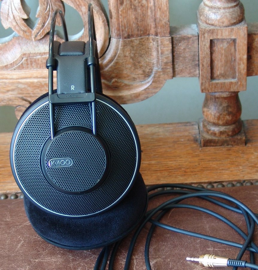 AKG K400