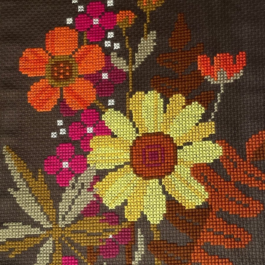 Vintage Broderad Väggbonad med Blommor