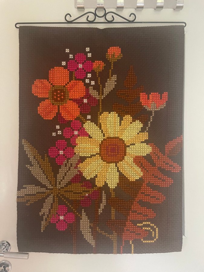 Vintage Broderad Väggbonad med Blommor