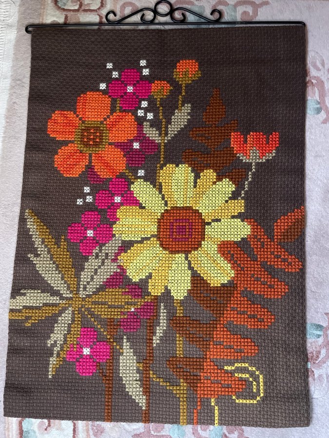 Vintage Broderad Väggbonad med Blommor