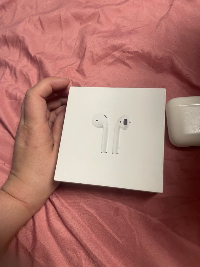 Apple AirPods med laddningsfodral