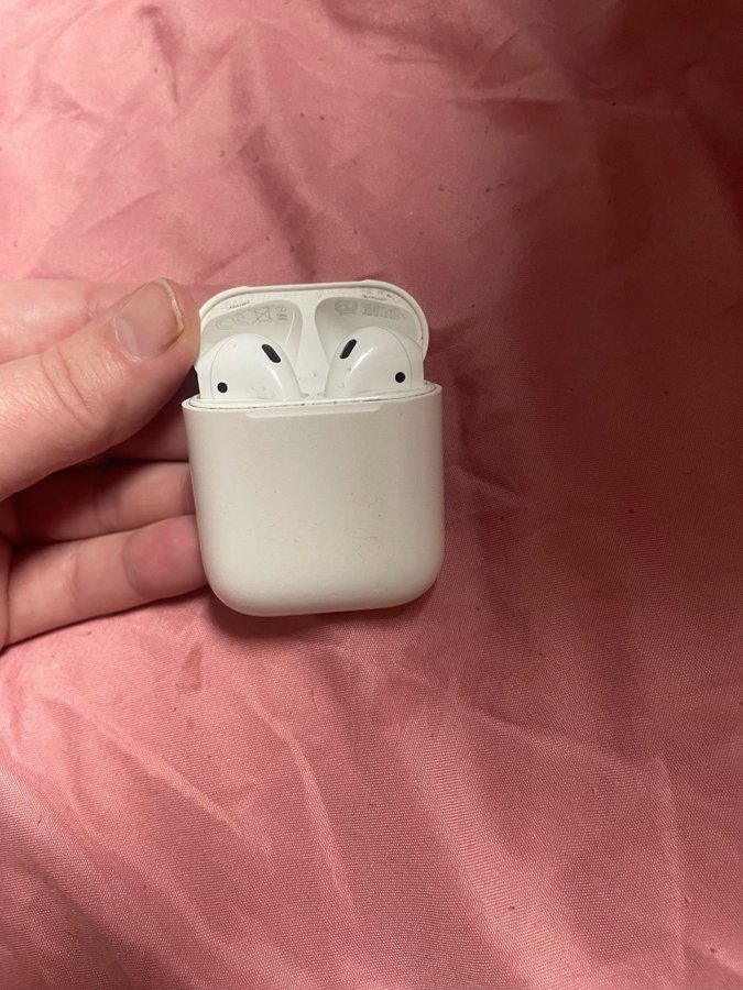 Apple AirPods med laddningsfodral