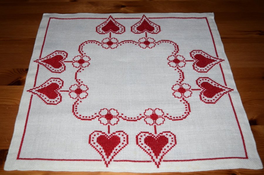 Julduk i linne fint handbroderad med röda hjärtan och blommor, 40 x 45 cm