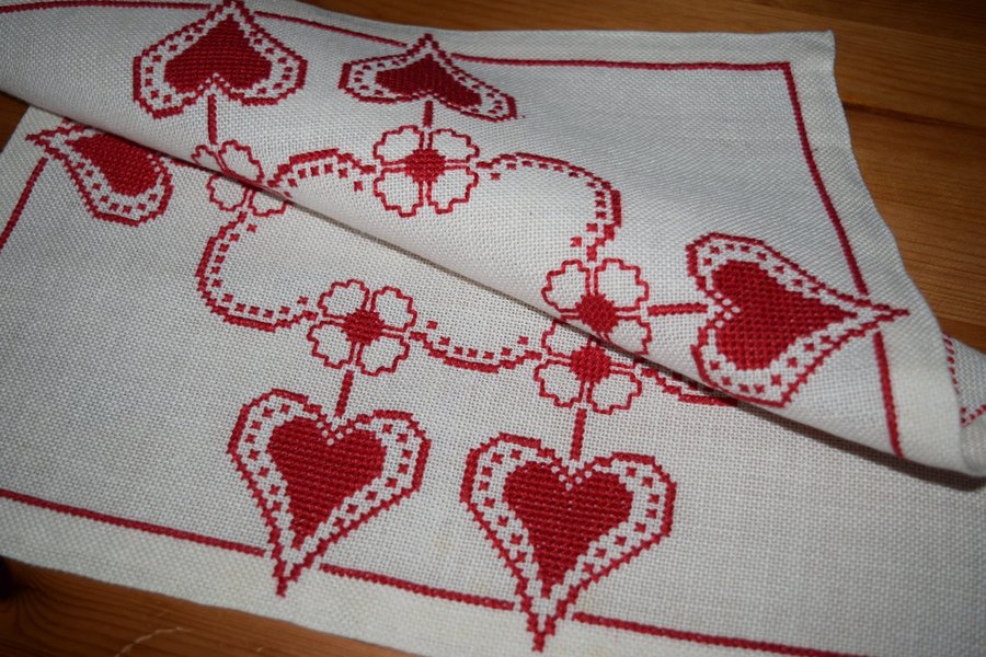 Julduk i linne fint handbroderad med röda hjärtan och blommor, 40 x 45 cm