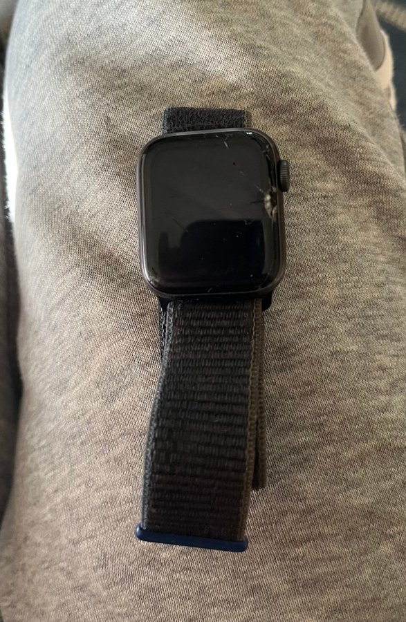 Apple Watch Series SE (GPS) + cellular