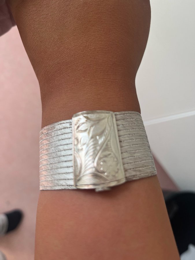 Säljer ett vackert armband i silver