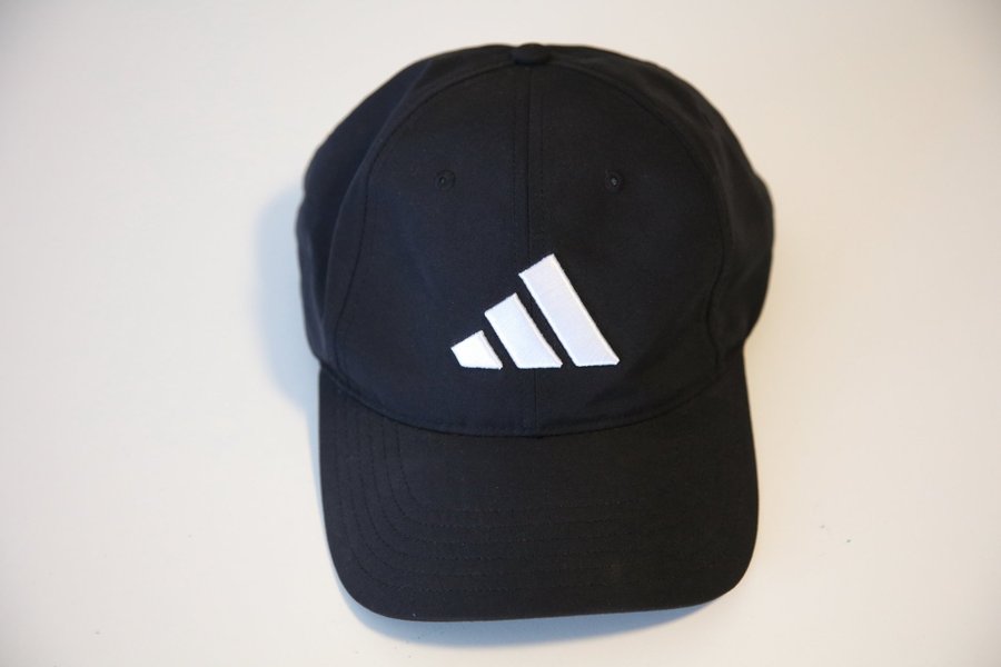 Adidas keps - Helt ny och oanvänd - Svart med vit broderad logga