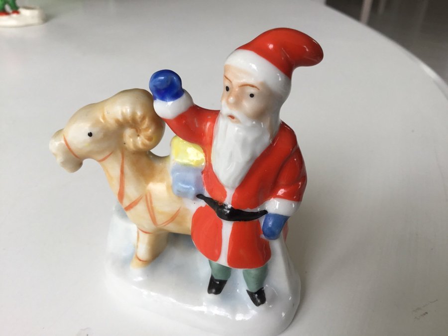 GAMMAL SÖT TOMTE LJUSSTAKE MED SIN JULBOCK