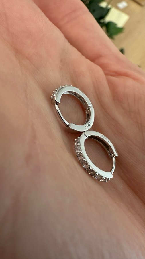 Helt nya äkta sterlingsilver örhängen med vita 5A cubic zerconia stenar