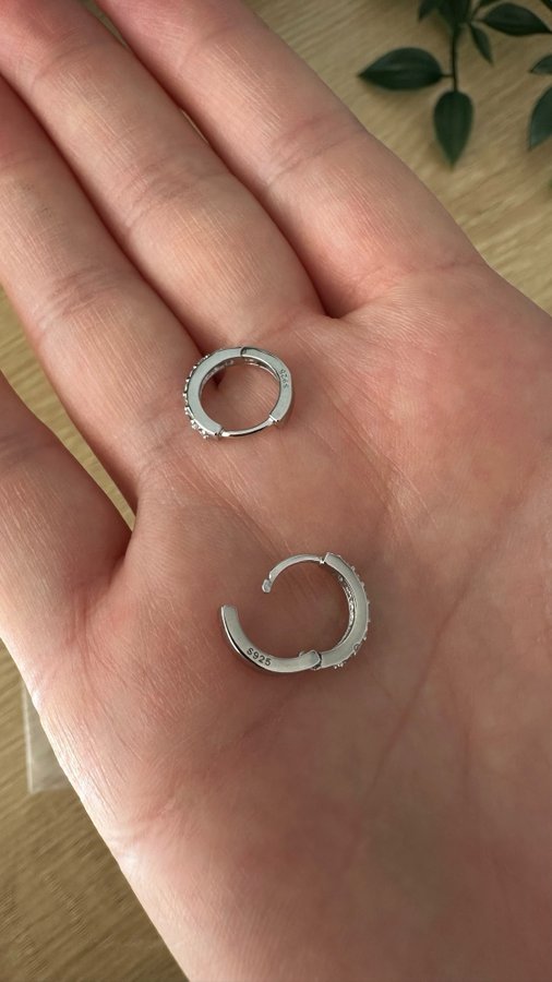 Helt nya äkta sterlingsilver örhängen med vita 5A cubic zerconia stenar