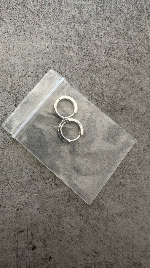 Helt nya äkta sterlingsilver örhängen med vita 5A cubic zerconia stenar