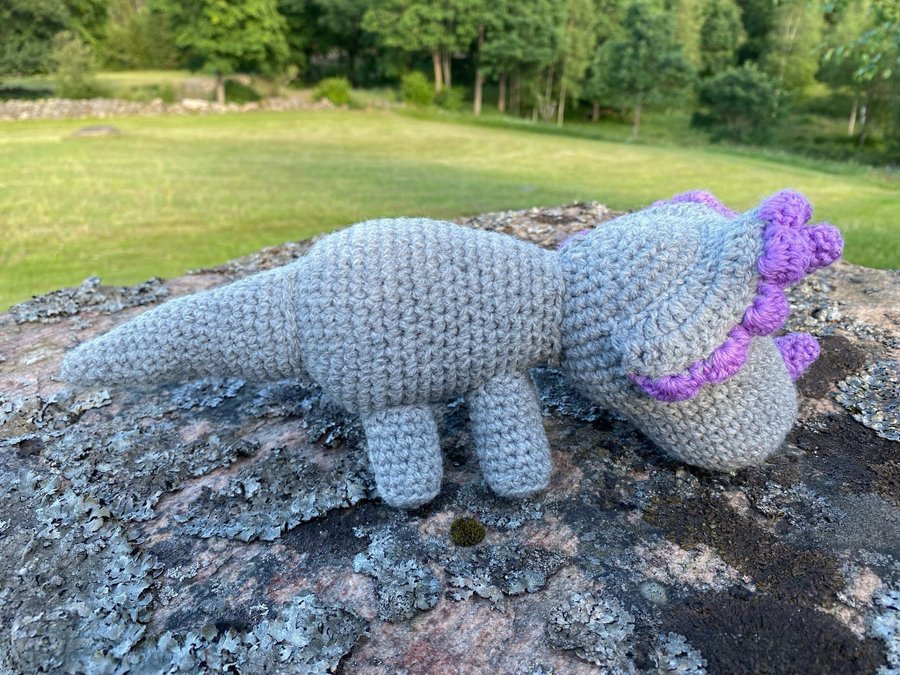 Söt virkad dinosaurie, triceratops. Svenskt hantverk