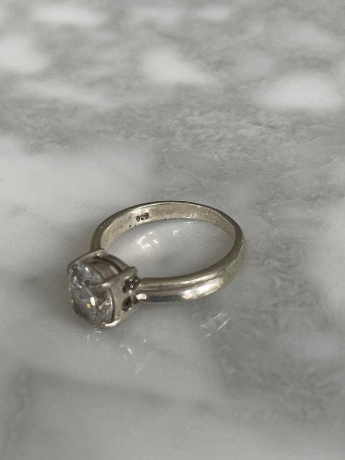 Ring i äkta silver med oval sten