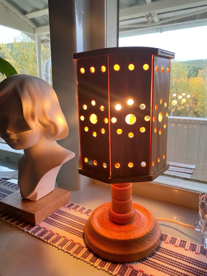 Fin bordslampa i trä/furu med vackert sken. Fönsterlampa