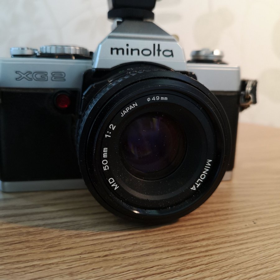 Minolta XG2 med objektiv och blixt