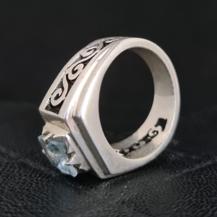 KLACKRING, STERLING SILVER, HANDGJORD, TOPAZ STEN