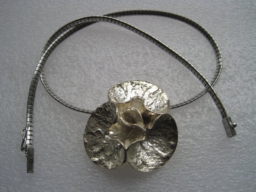 THERESIA HVORSLEV. Hänge , organisk form, silver, MEMA, 1976.