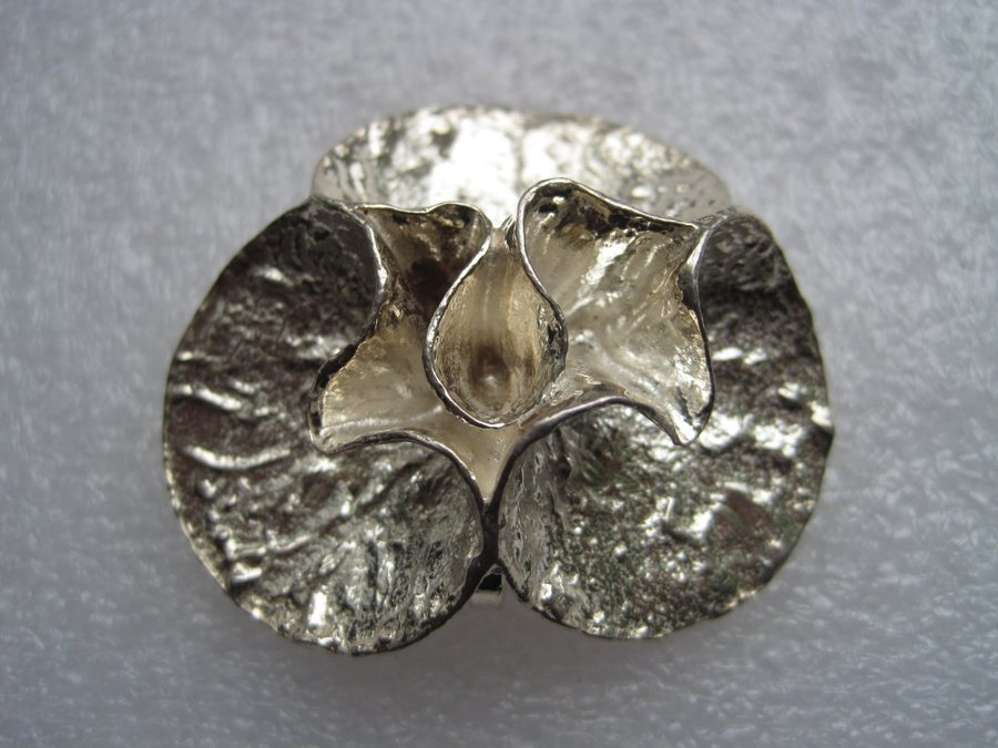 THERESIA HVORSLEV. Hänge , organisk form, silver, MEMA, 1976.