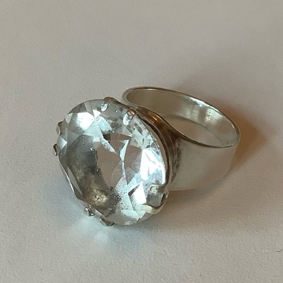 Vintage ring i silver med stor bergkristall stl 175-18 Nyskick !