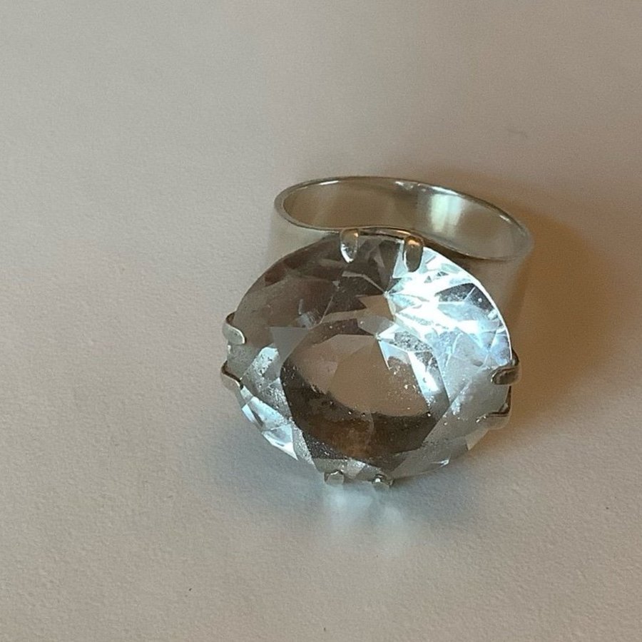 Vintage ring i silver med stor bergkristall stl 175-18 Nyskick !