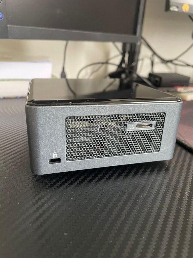 Intel NUC 8 - NUC8i3BEH2