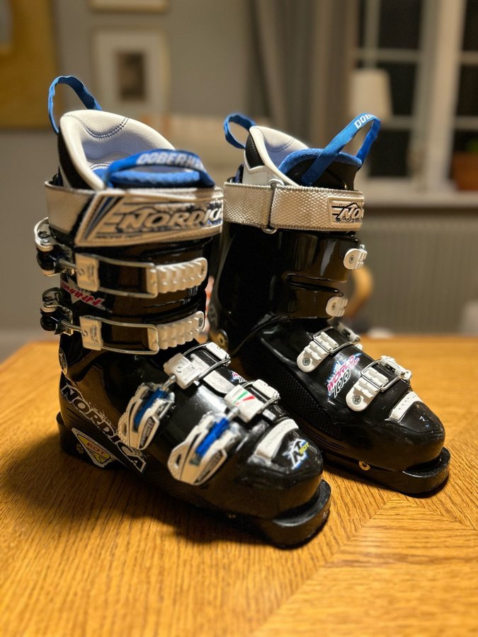 Ski Boots strl 37 / 23,5 - Nordica Dobermann WC EDT 100