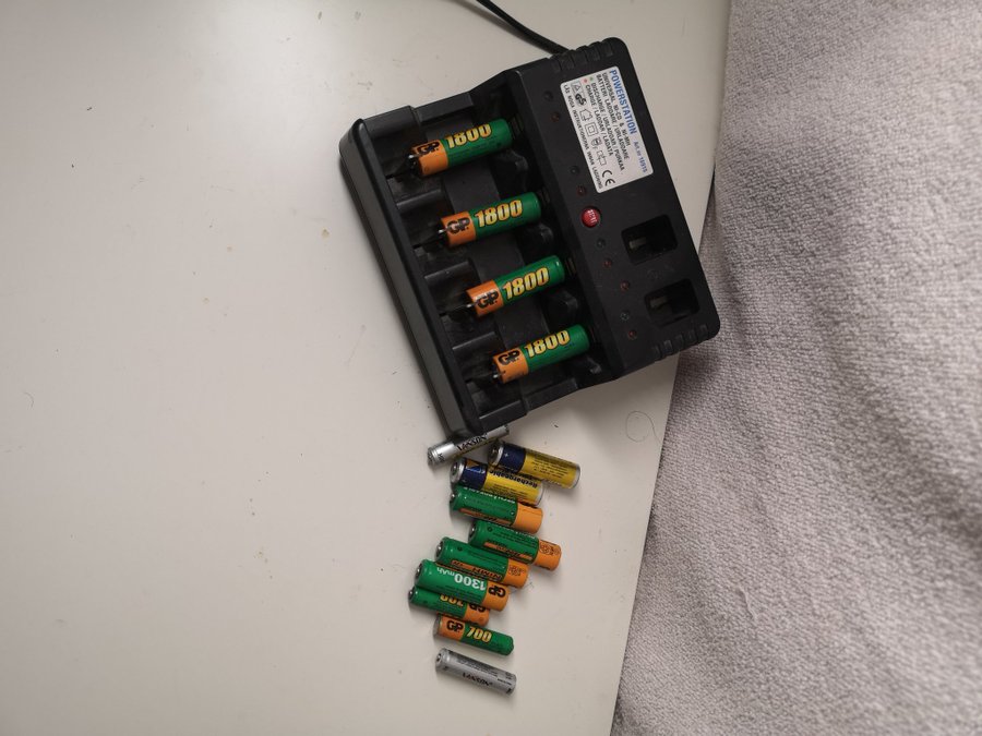 Batteriladdare med laddningsbara batterier