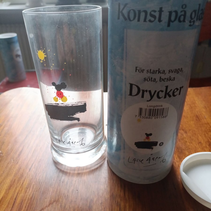 Glas i kristall med motiv från Lasse Åberg