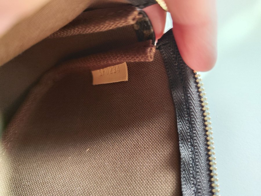 Louis Vuitton Mini Pochette Monogram Canvas i nyskick med alla tillbehör