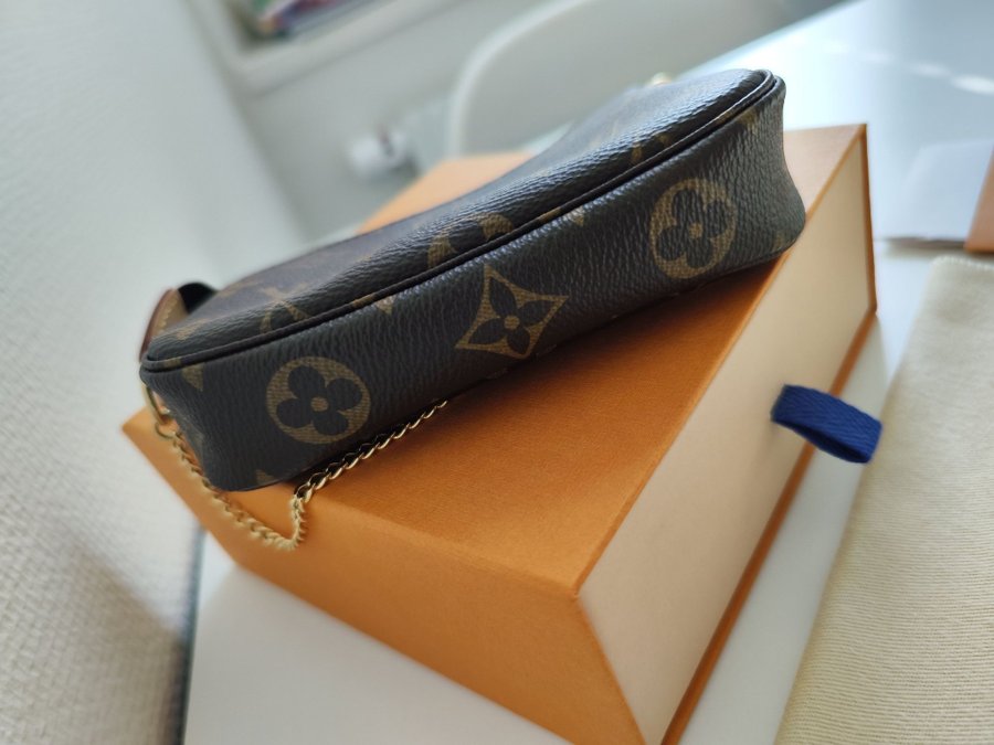 Louis Vuitton Mini Pochette Monogram Canvas i nyskick med alla tillbehör